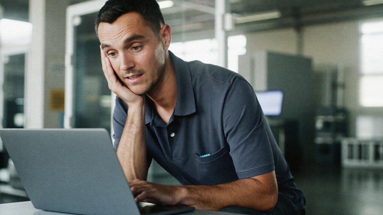 Heller Schreibtisch mit offenem Laptop und Kalender, strukturierte Lernphase